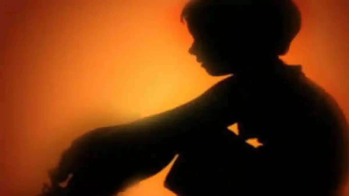 दुर्गा पूजा पंडाल के पास खेल रहे 3 साल के मासूम के साथ दुष्क दुर्गा पूजा पंडाल के पास खेल रहे 3 साल के मासूम के साथ दुष्क