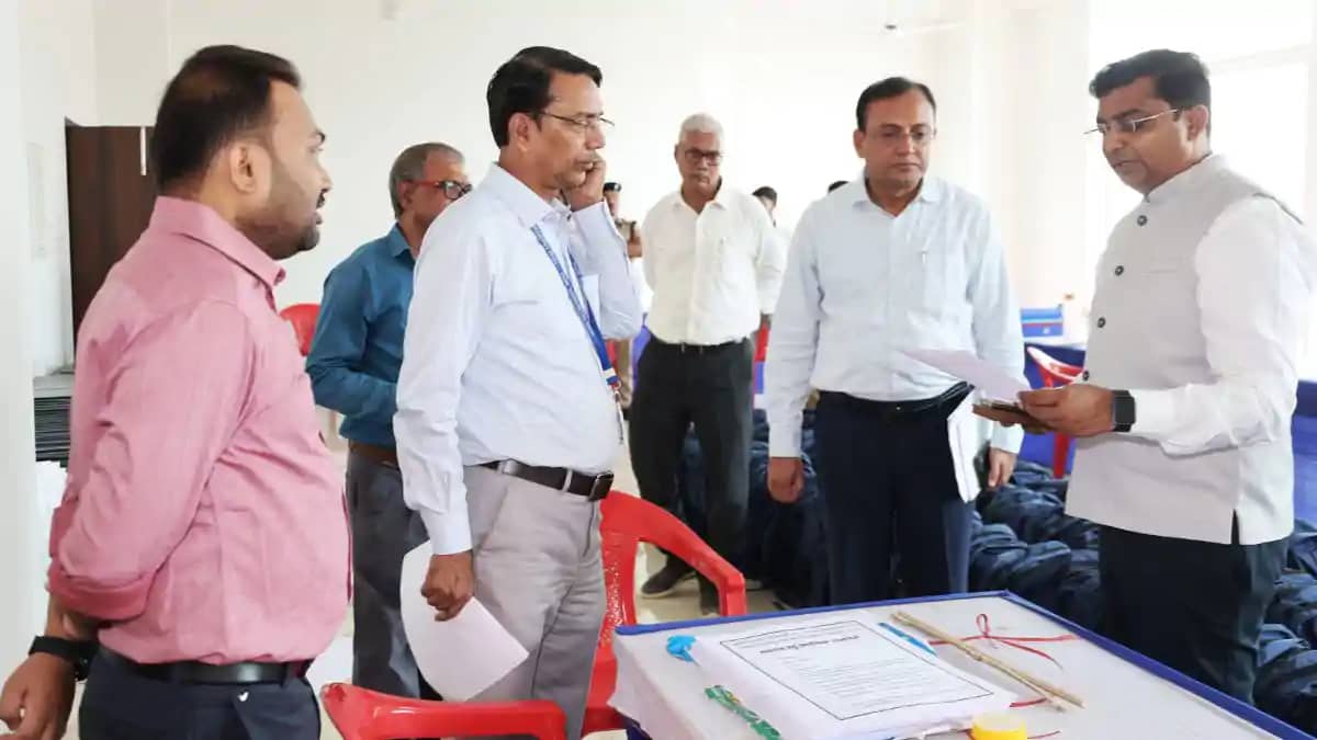 पटना शिक्षक एवं स्नातक निर्वाचन क्षेत्र: डीएम ने मतपत्र विखं पटना शिक्षक एवं स्नातक निर्वाचन क्षेत्र: डीएम ने मतपत्र विखं