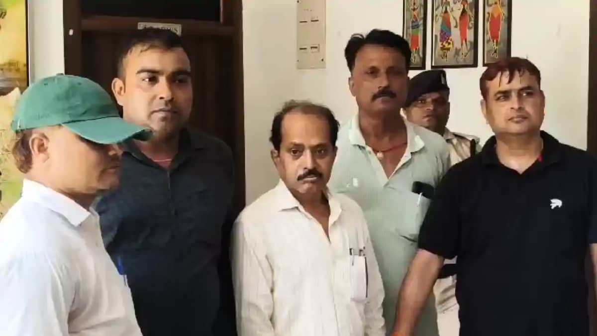 Bihar News : पॉलिटेक्निक कॉलेज के प्रिंसिपल को निगरानी की टी Bihar News : पॉलिटेक्निक कॉलेज के प्रिंसिपल को निगरानी की टी