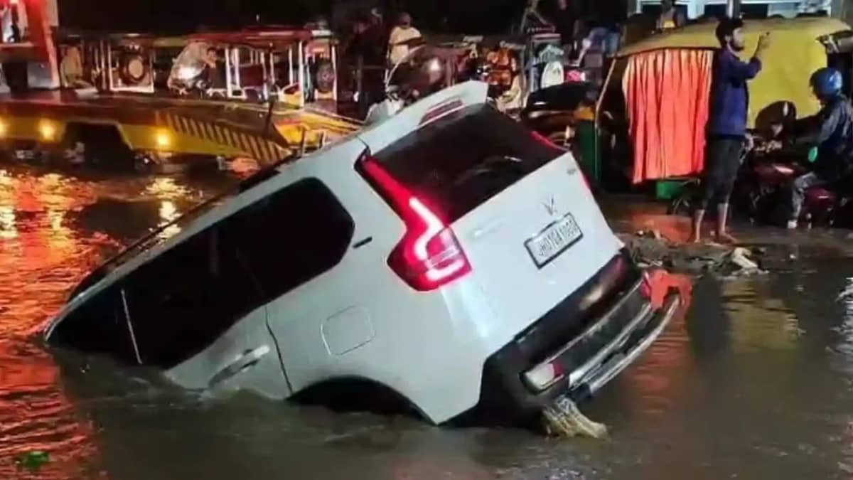 रांची में लगातार बारिश से हालात बिगड़े, सड़क पर बने गड्ढे में रांची में लगातार बारिश से हालात बिगड़े, सड़क पर बने गड्ढे में