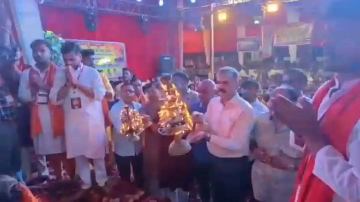 गणेश महोत्सव में पहुंचे मगध IG विकास वैभव: भव्य महाआरती में गणेश महोत्सव में पहुंचे मगध IG विकास वैभव: भव्य महाआरती में
