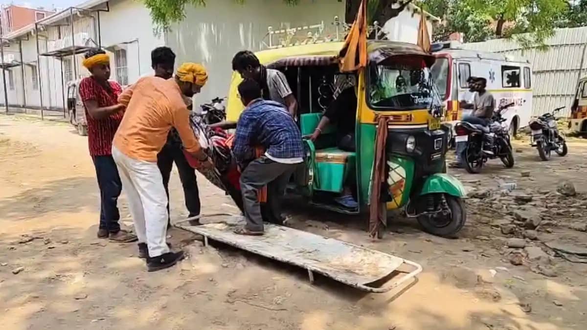 Bihar Road Accident : आरा में भीषण सड़क हादसा, ट्रक और एम्बु Bihar Road Accident : आरा में भीषण सड़क हादसा, ट्रक और एम्बु