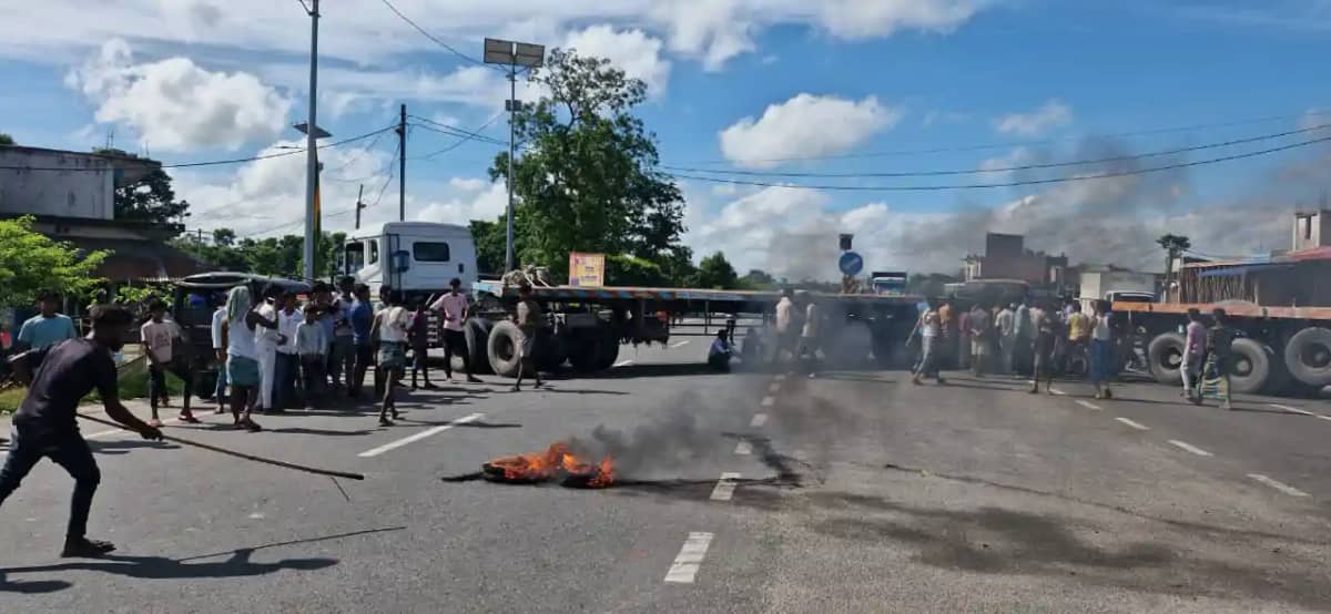Bihar accident news - आर्मी की गाड़ी की चपेट में आकर बाइक सव Bihar accident news - आर्मी की गाड़ी की चपेट में आकर बाइक सव