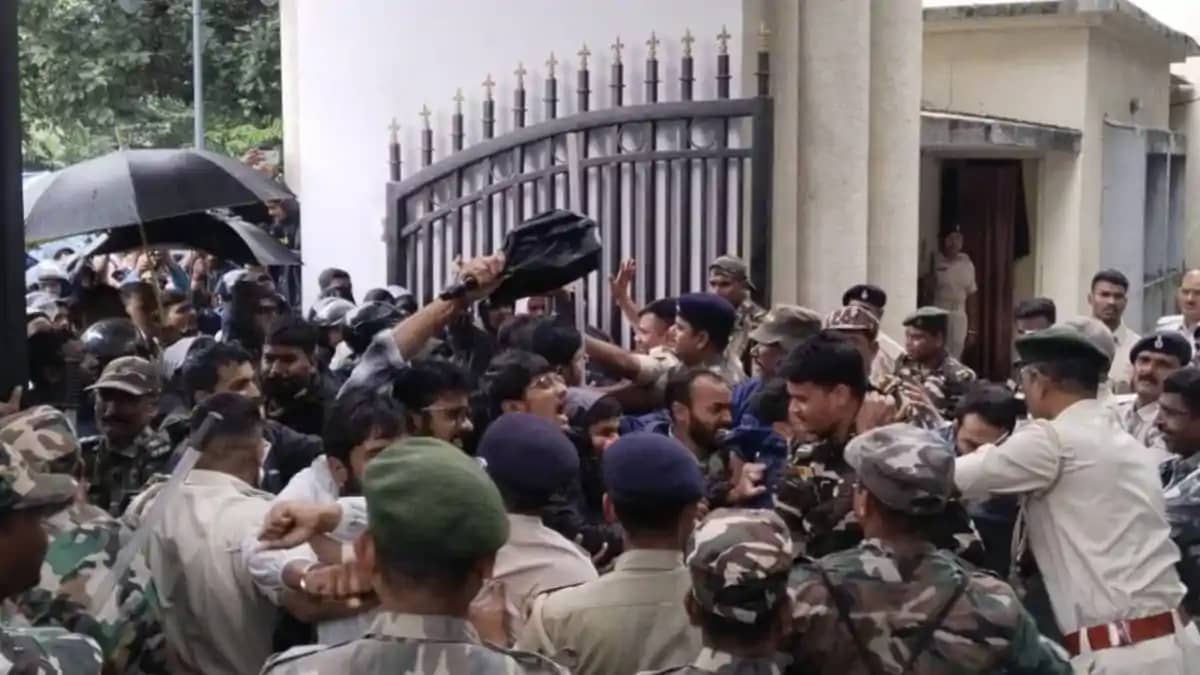 JSSC-CGL परीक्षा रद्द कर बुरी फंसी हेमंत सरकार : अब नौकरी गं JSSC-CGL परीक्षा रद्द कर बुरी फंसी हेमंत सरकार : अब नौकरी गं
