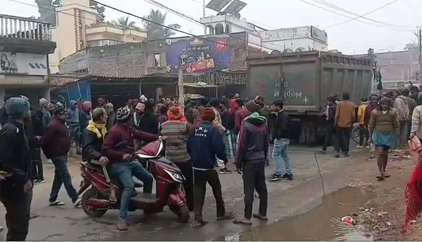 रफ्तार का कहर: परीक्षा देने जा रही छात्रा को हाइवा ने कुचला, रफ्तार का कहर: परीक्षा देने जा रही छात्रा को हाइवा ने कुचला,