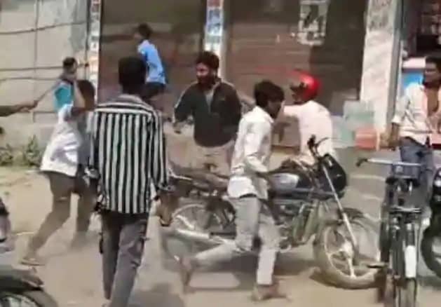दिनदहाड़े गुंडागर्दी : युवक की बेरहमी से पिटाई, रंगदारी का व दिनदहाड़े गुंडागर्दी : युवक की बेरहमी से पिटाई, रंगदारी का व