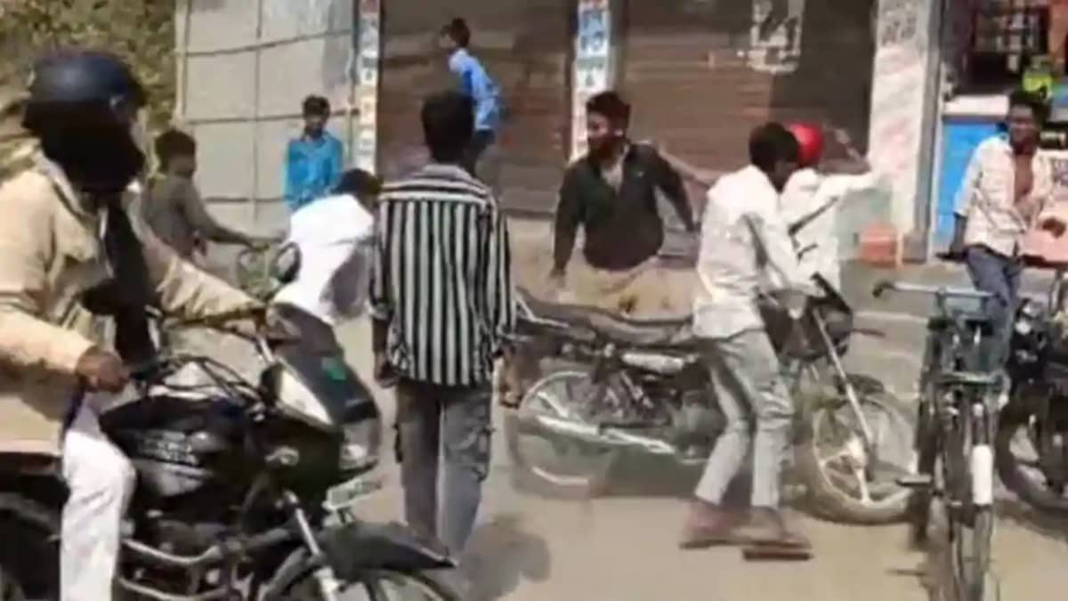 Bihar Crime : अवैध धंधे की रंजिश में युवक की बेरहमी से पिटाई Bihar Crime : अवैध धंधे की रंजिश में युवक की बेरहमी से पिटाई
