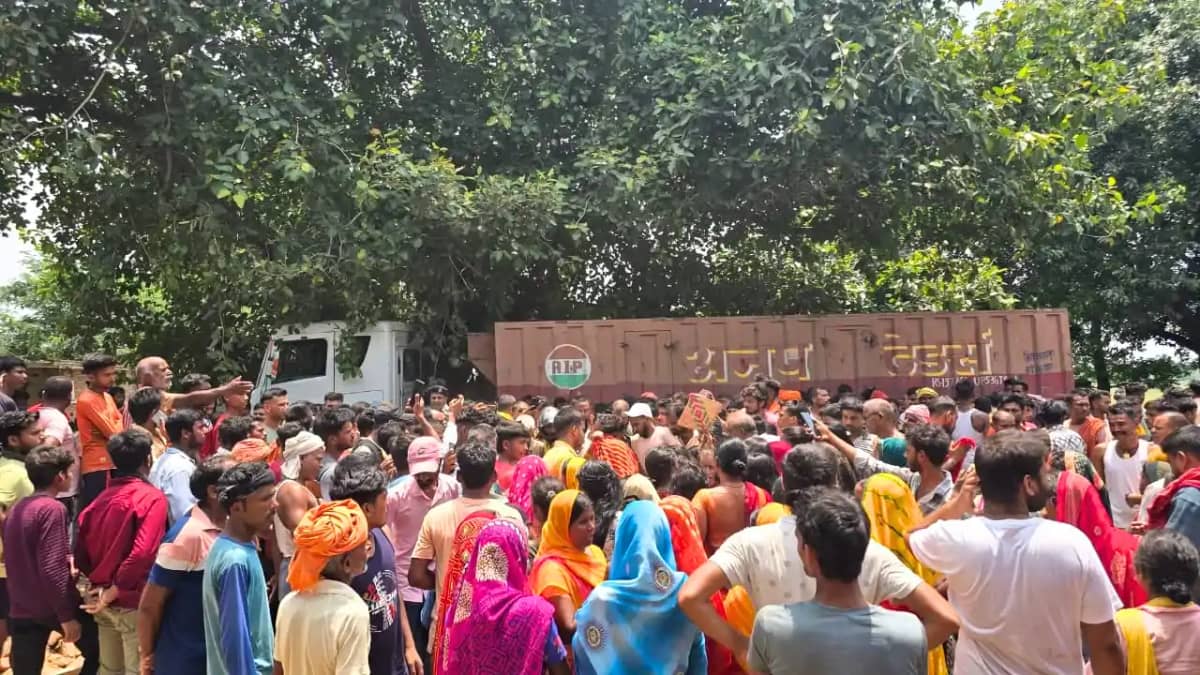 Bihar Accident News : बक्सर में तेज रफ़्तार का कहर, चाय दुकान Bihar Accident News : बक्सर में तेज रफ़्तार का कहर, चाय दुकान