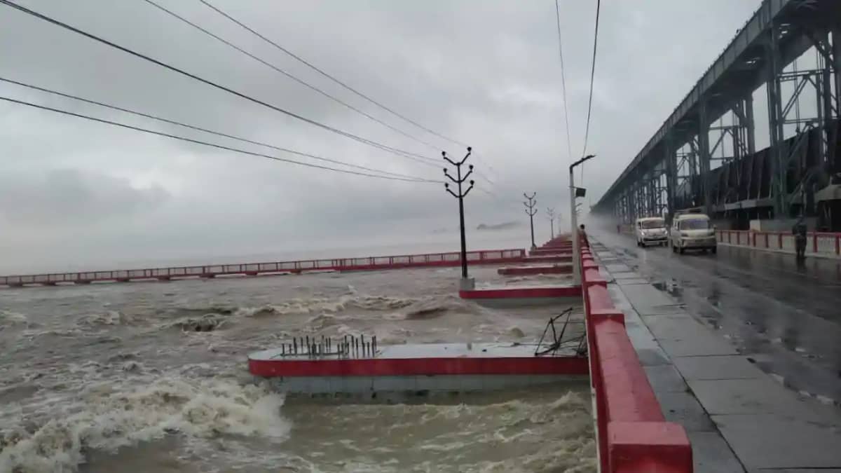 Bihar News : नेपाल में भारी बारिश से कोसी नदी उफान पर, बराज Bihar News : नेपाल में भारी बारिश से कोसी नदी उफान पर, बराज