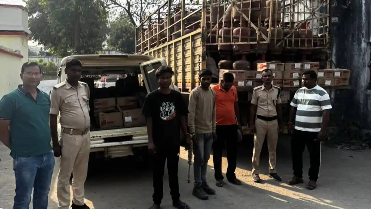 Bihar News : मोतीहारी में उत्पाद विभाग की टीम ने गैस सिलिंडर Bihar News : मोतीहारी में उत्पाद विभाग की टीम ने गैस सिलिंडर