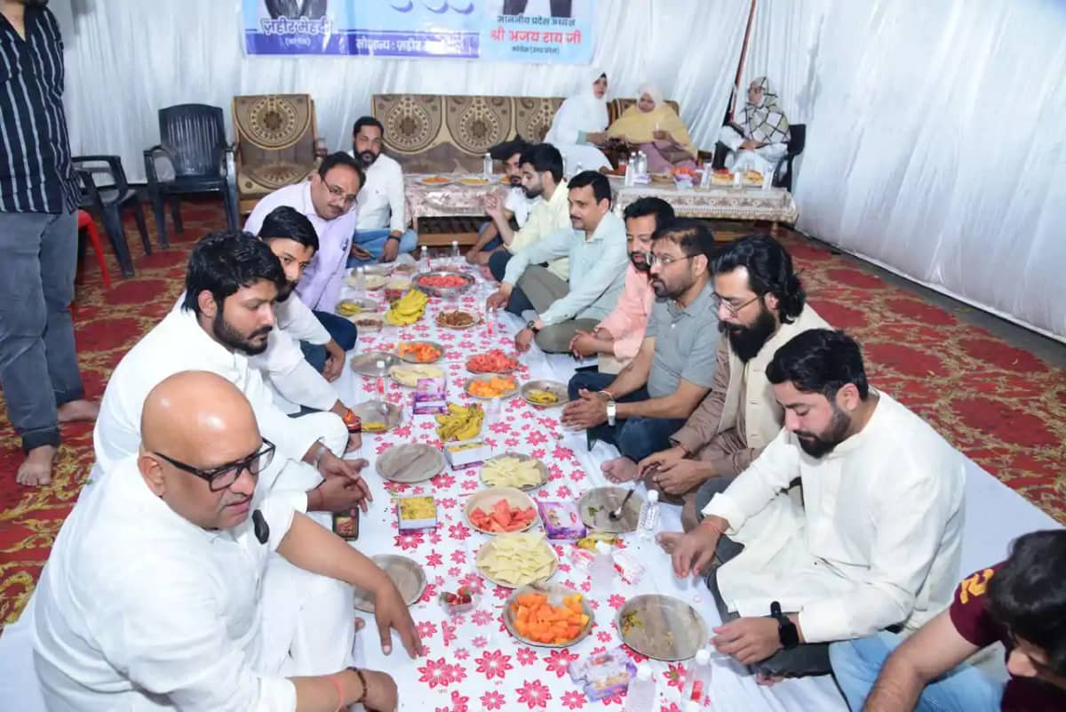 हुसैनाबाद में आयोजित इफ्तार पार्टी में शामिल हुए कांग्रेस प् हुसैनाबाद में आयोजित इफ्तार पार्टी में शामिल हुए कांग्रेस प्