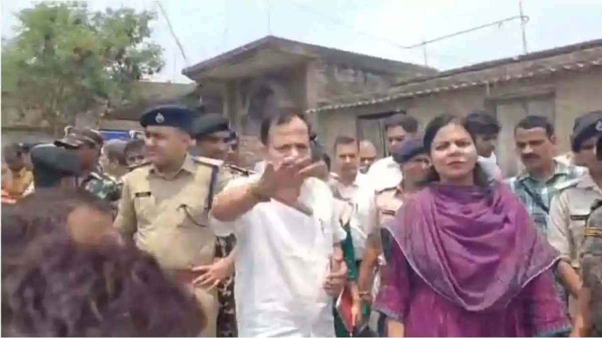 सड़क और जलजमाव पर भारी बवाल: ग्रामीणों ने DM-SP का काफिला रो सड़क और जलजमाव पर भारी बवाल: ग्रामीणों ने DM-SP का काफिला रो
