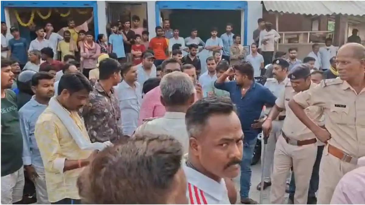 लावारिस बाइक जब्त करने पर युवक ने थानाध्यक्ष को दी जान से मा लावारिस बाइक जब्त करने पर युवक ने थानाध्यक्ष को दी जान से मा