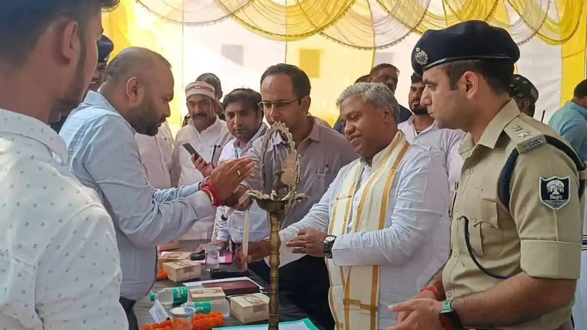 नवादा के सोनसा में 'सहयोग शिविर' का भव्य शुभारंभ: प्रभारी मं नवादा के सोनसा में 'सहयोग शिविर' का भव्य शुभारंभ: प्रभारी मं