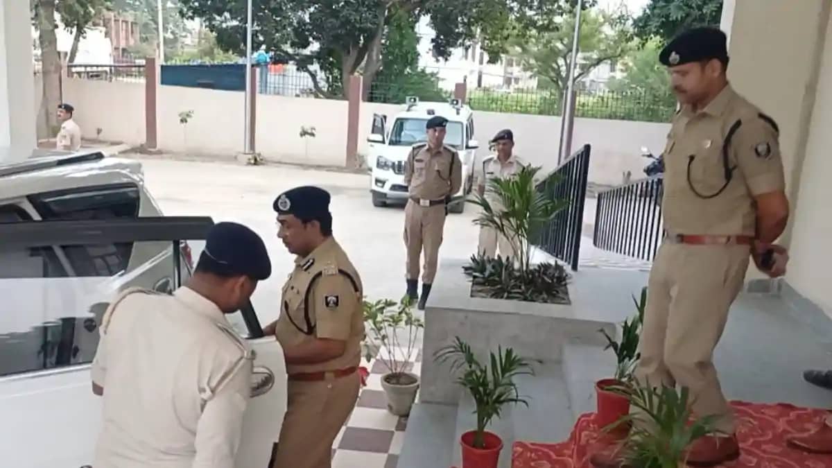 Bihar News : मुजफ्फरपुर में डीआईजी ने 'गोद' लिए गए सदर थाने Bihar News : मुजफ्फरपुर में डीआईजी ने 'गोद' लिए गए सदर थाने