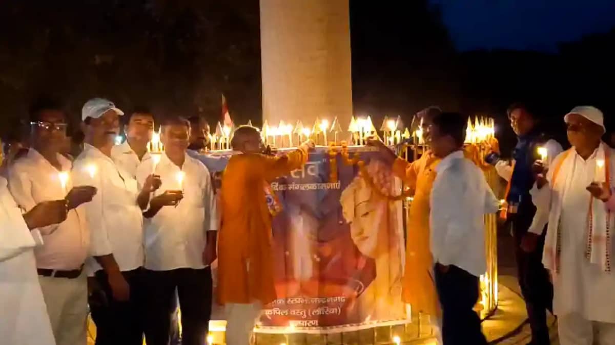Deepawali 2025 : लौरिया के अशोक स्तम्भ परिसर में बौद्ध धर्मा Deepawali 2025 : लौरिया के अशोक स्तम्भ परिसर में बौद्ध धर्मा