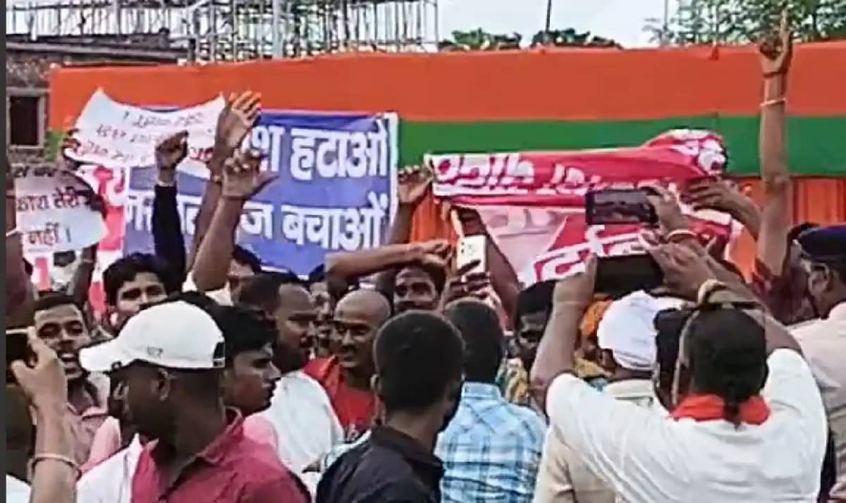 Bihar politics - गृह राज्य मंत्री के सामने लोगों ने किया जमक Bihar politics - गृह राज्य मंत्री के सामने लोगों ने किया जमक