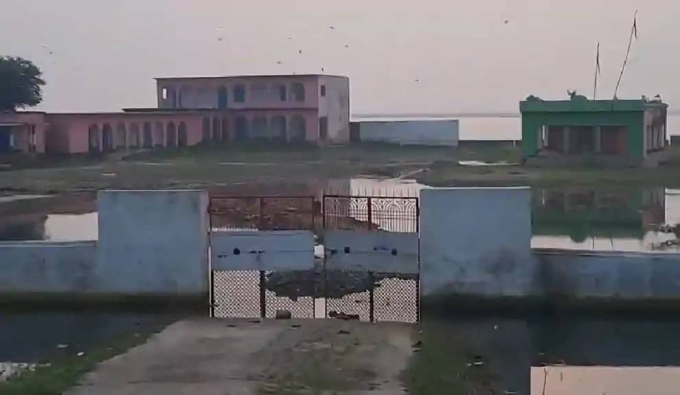 Education news - बाढ़ के कारण स्कूल जाने से वंचित छात्रों के Education news - बाढ़ के कारण स्कूल जाने से वंचित छात्रों के