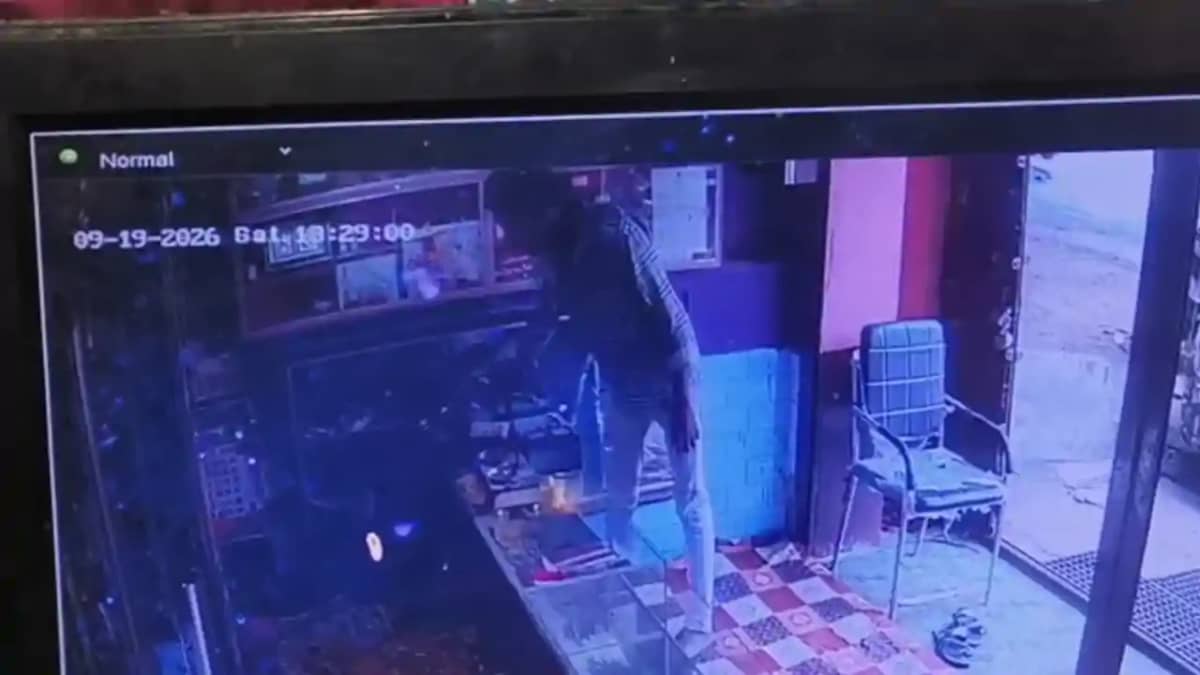 Bihar News : बांका में दिनदहाड़े ज्वेलरी दुकान से लाखों के ग Bihar News : बांका में दिनदहाड़े ज्वेलरी दुकान से लाखों के ग