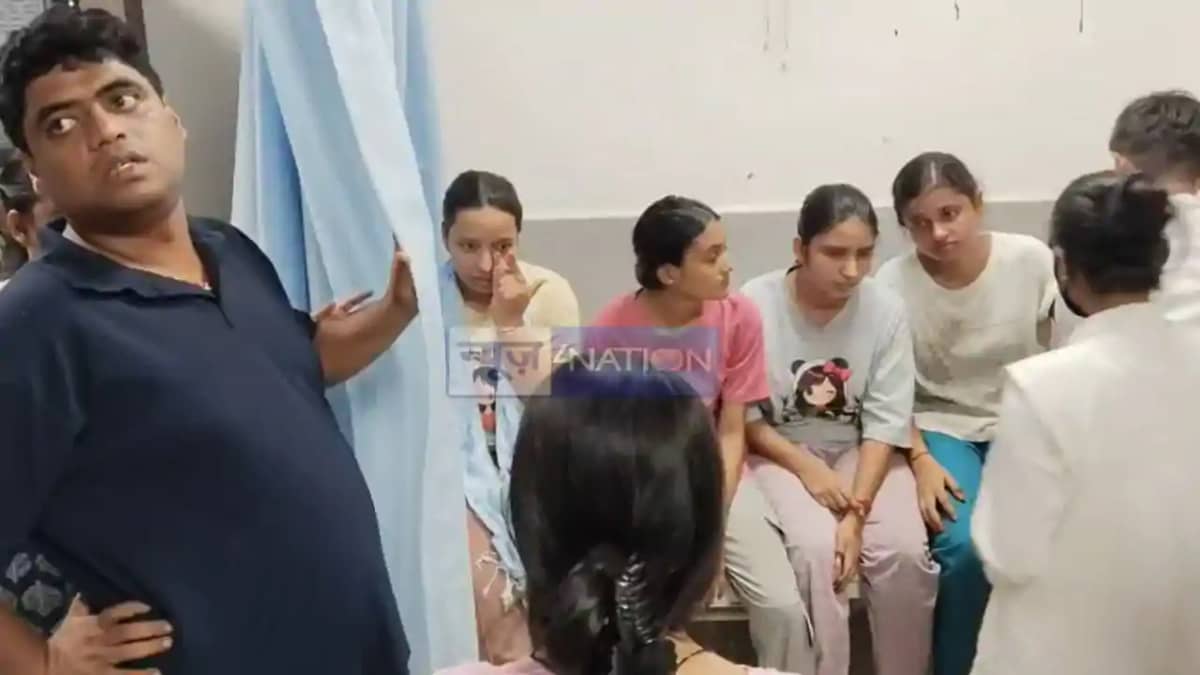 Bihar News: पूजा का प्रसाद खाते ही बिगड़ी छात्र-छात्राओं की Bihar News: पूजा का प्रसाद खाते ही बिगड़ी छात्र-छात्राओं की