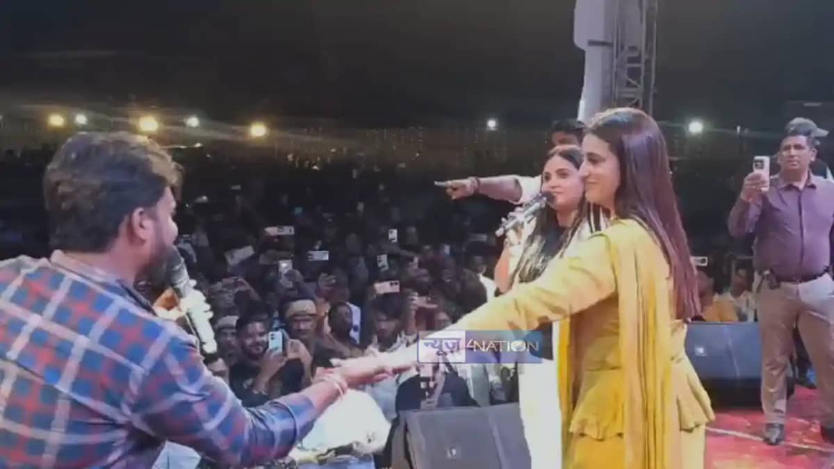 Bihar News : अक्षरा सिंह के कार्यक्रम में सेल्फी लेने के लिए Bihar News : अक्षरा सिंह के कार्यक्रम में सेल्फी लेने के लिए