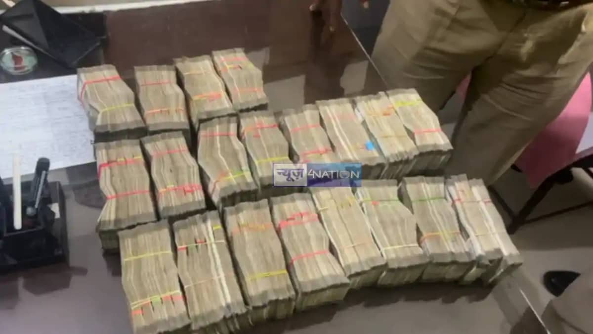 Bihar News : बक्सर में स्कॉर्पियो से 50 लाख रूपये नगद पुलिस Bihar News : बक्सर में स्कॉर्पियो से 50 लाख रूपये नगद पुलिस