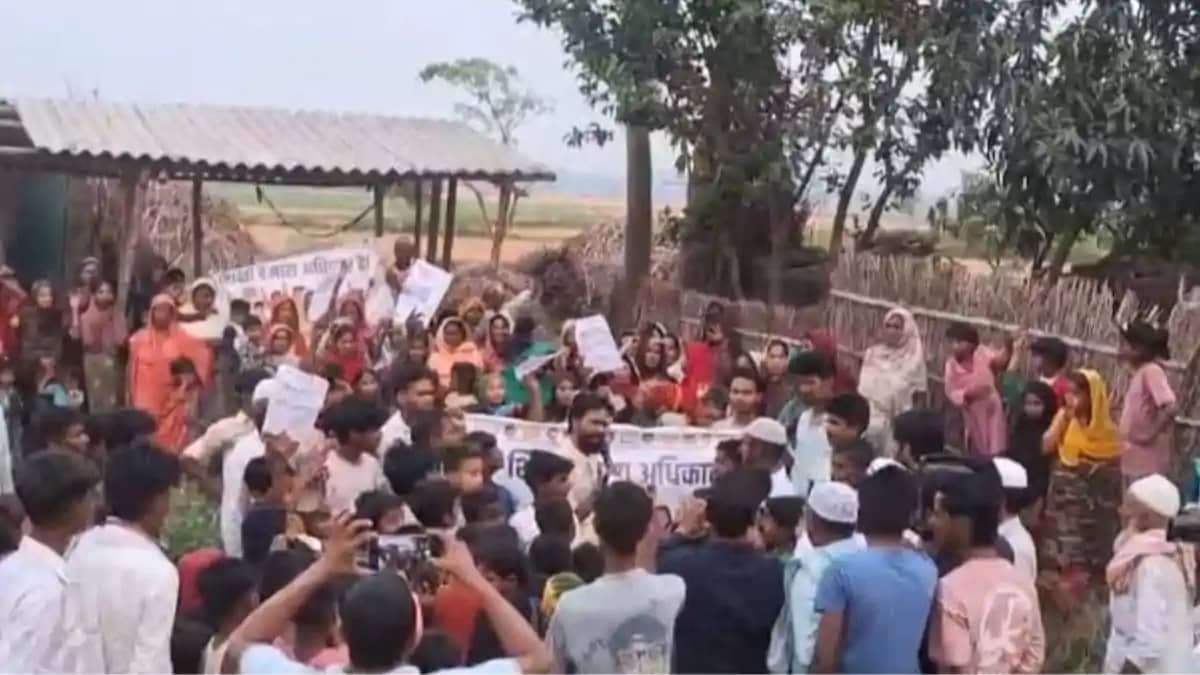 Bihar News : बेतिया में निबंधन अटकने से नहीं बना स्कूल, तीन Bihar News : बेतिया में निबंधन अटकने से नहीं बना स्कूल, तीन