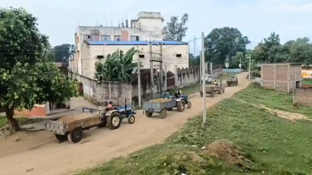 Bihar News : जमुई में लोगों के लिए काल बनकर दौड़ रहे बालू लदे Bihar News : जमुई में लोगों के लिए काल बनकर दौड़ रहे बालू लदे