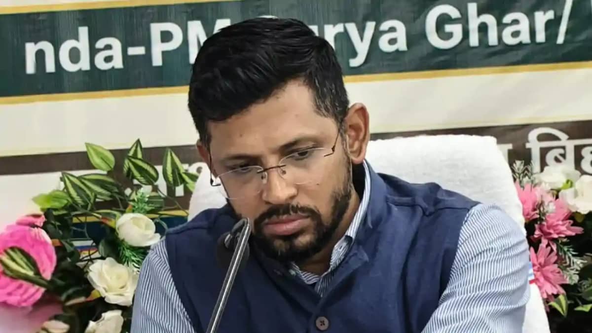 Bihar News : मुजफ्फरपुर में लापरवाह राजस्व कर्मियों पर गिरी Bihar News : मुजफ्फरपुर में लापरवाह राजस्व कर्मियों पर गिरी