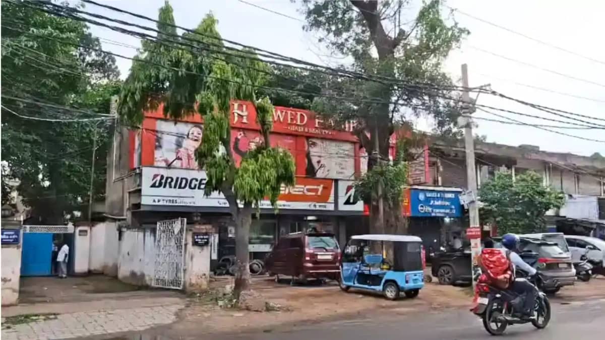 Bihar News : भागलपुर सिविल सर्जन आवास के पास 84 दुकानों से व Bihar News : भागलपुर सिविल सर्जन आवास के पास 84 दुकानों से व