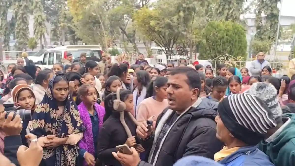 Bihar News: शिक्षा के मंदिर में शर्मनाक खेल, छात्रा से बदसलू Bihar News: शिक्षा के मंदिर में शर्मनाक खेल, छात्रा से बदसलू