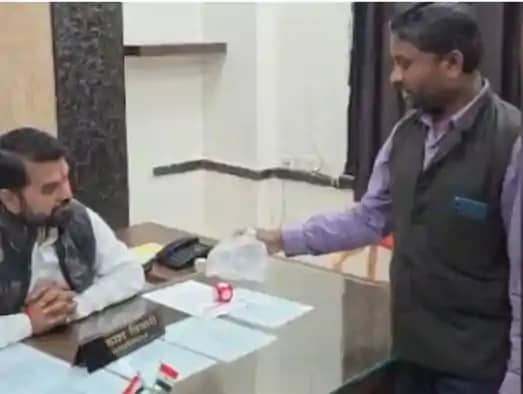 मच्छरों का अनोखा विरोध: थैले में मरे हुए मच्छर भरकर नगर निगम मच्छरों का अनोखा विरोध: थैले में मरे हुए मच्छर भरकर नगर निगम