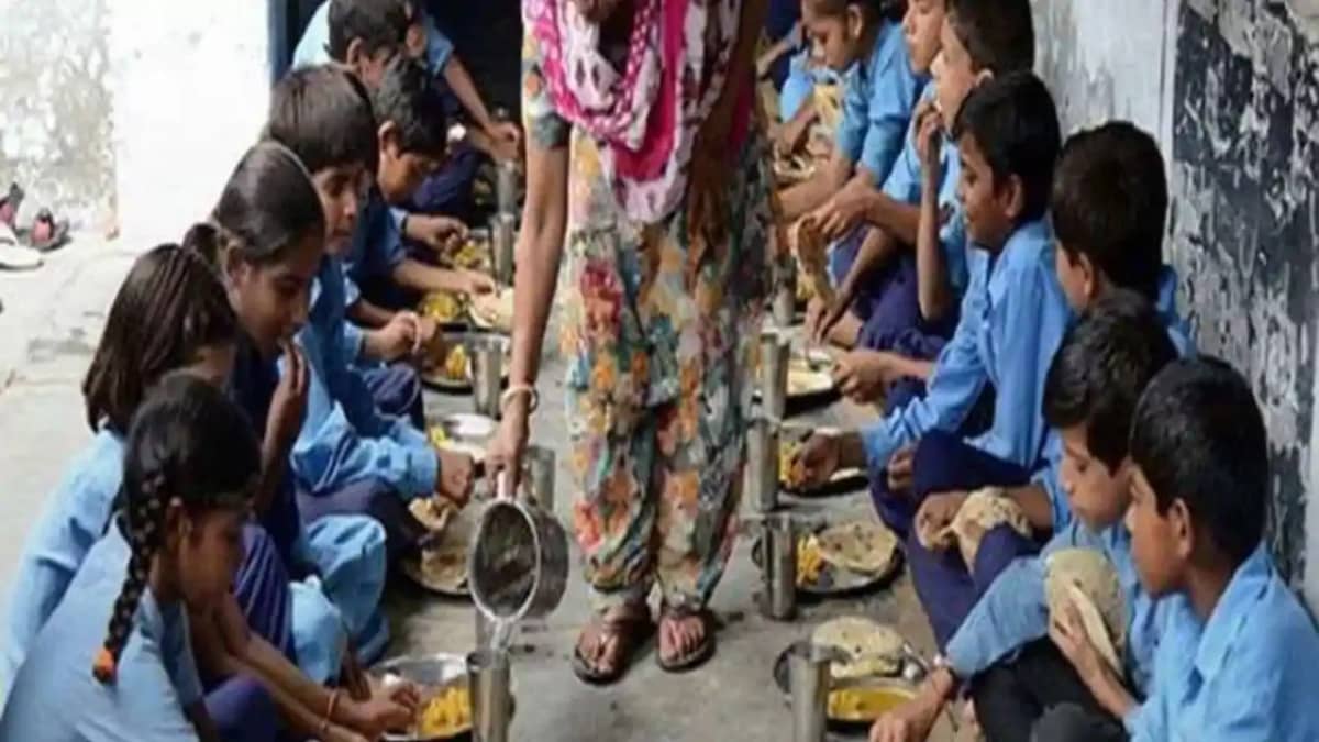 मध्याह्न भोजन योजना पर संकट के बादल: 4 महीने से बजट ठप, 2.32 मध्याह्न भोजन योजना पर संकट के बादल: 4 महीने से बजट ठप, 2.32