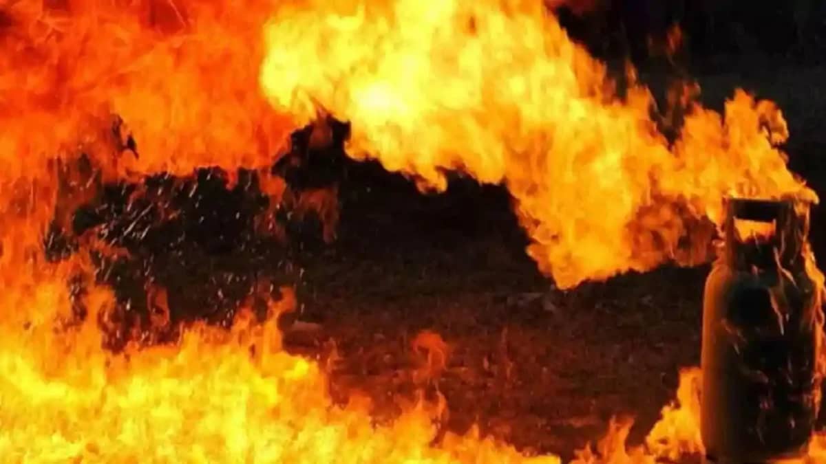 Bihar News : औरंगाबाद में गैस रिसाव और सिलेंडर ब्लास्ट से दो Bihar News : औरंगाबाद में गैस रिसाव और सिलेंडर ब्लास्ट से दो