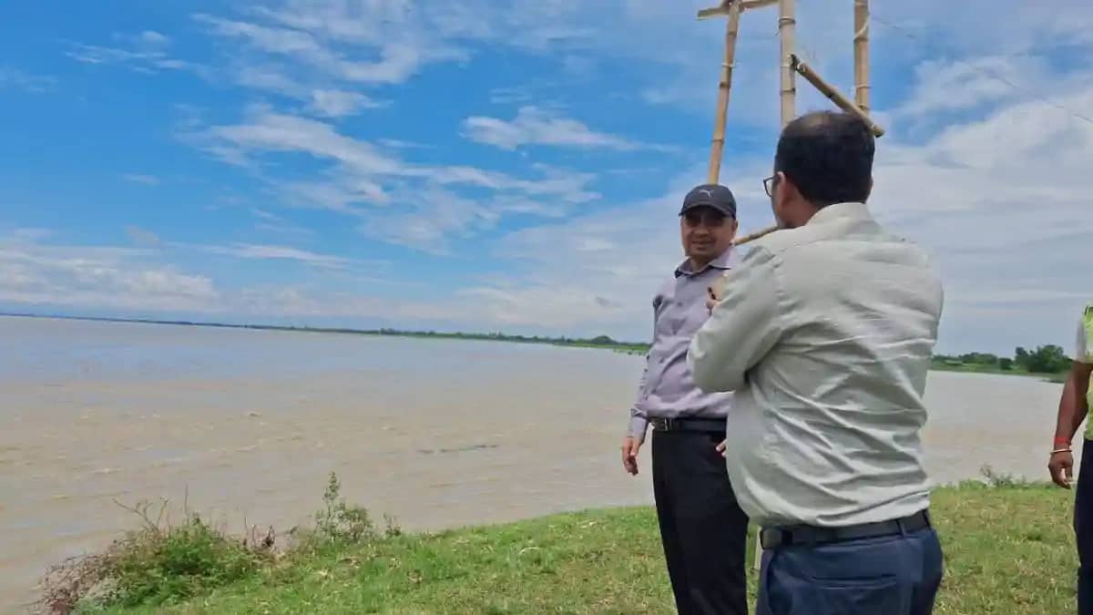 कोसी के उफान पर प्रशासन अलर्ट : डीएम ने वीरपुर तटबंध और स्पर कोसी के उफान पर प्रशासन अलर्ट : डीएम ने वीरपुर तटबंध और स्पर