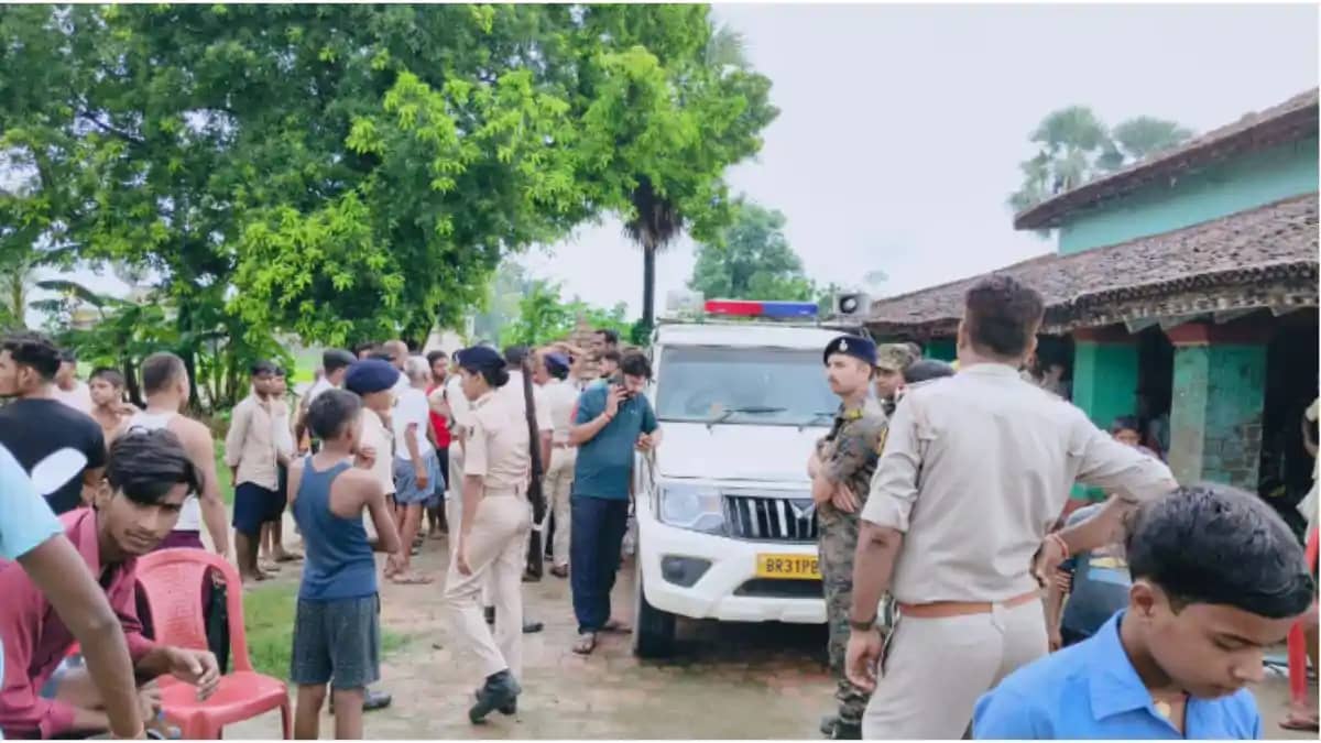 वैशाली में पूर्व मुखिया के घर पर बमबाजी और अंधाधुंध फायरिंग, वैशाली में पूर्व मुखिया के घर पर बमबाजी और अंधाधुंध फायरिंग,