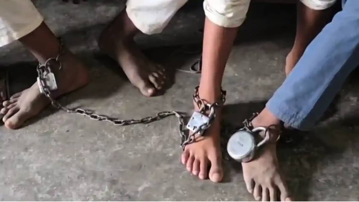 Bihar News : दरभंगा में मदरसे से जंजीर तोड़कर भागे चार छात्र Bihar News : दरभंगा में मदरसे से जंजीर तोड़कर भागे चार छात्र