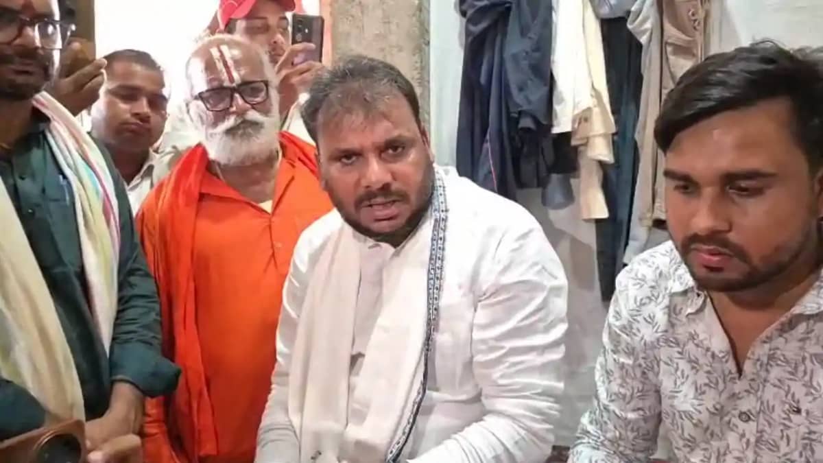 Bihar News : भरत तिवारी के परिजनों से मिले विश्वामित्र सेना Bihar News : भरत तिवारी के परिजनों से मिले विश्वामित्र सेना