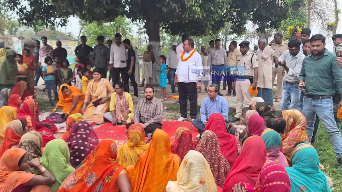 Bihar News : डीएम हो तो ऐसा ! जमीन पर बैठकर सुनी लोगों की फ़र Bihar News : डीएम हो तो ऐसा ! जमीन पर बैठकर सुनी लोगों की फ़र