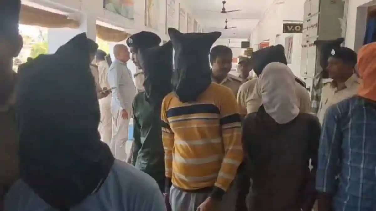 नवादा में बड़ा पुलिस ऑपरेशन: लोन के नाम पर ठगी करने वाले 10 नवादा में बड़ा पुलिस ऑपरेशन: लोन के नाम पर ठगी करने वाले 10