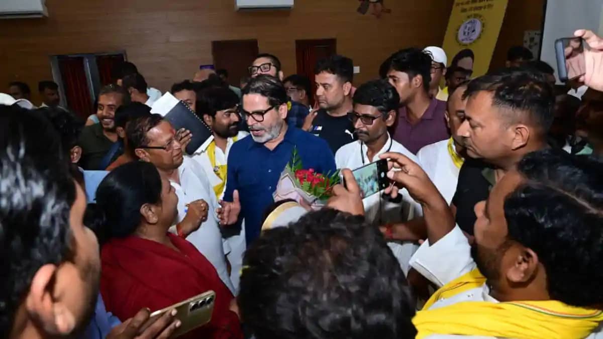 दरभंगा पहुंचे प्रशांत किशोर: सरकार के 6 महीने के दावों पर सा दरभंगा पहुंचे प्रशांत किशोर: सरकार के 6 महीने के दावों पर सा