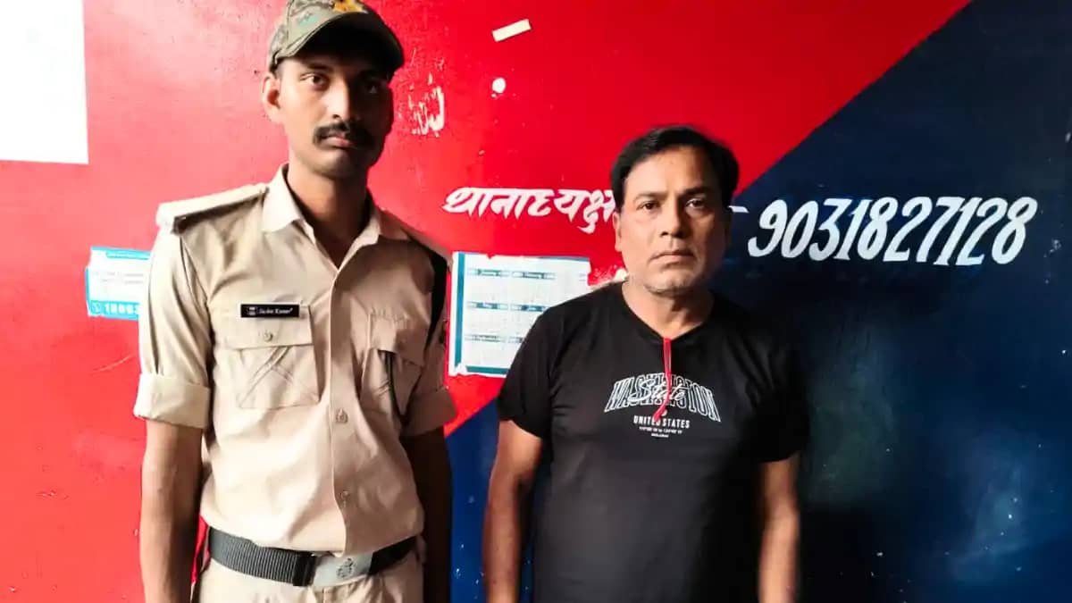 Bihar News : मोतिहारी में नौकरी के नाम पर ठगी करने वाला रिटा Bihar News : मोतिहारी में नौकरी के नाम पर ठगी करने वाला रिटा
