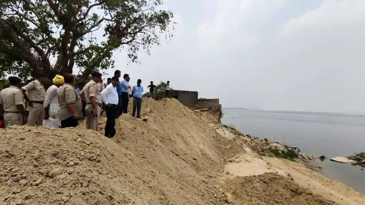 Bihar News : भोजपुर के जवईनिया में कटाव निरोधक कार्य का डीएम Bihar News : भोजपुर के जवईनिया में कटाव निरोधक कार्य का डीएम