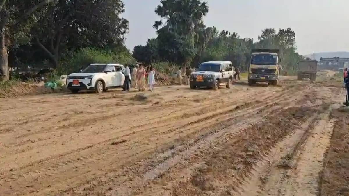 Bihar News : फोरलेन निर्माण में रोड़ा बने ग्रामीणों को प्रशास Bihar News : फोरलेन निर्माण में रोड़ा बने ग्रामीणों को प्रशास