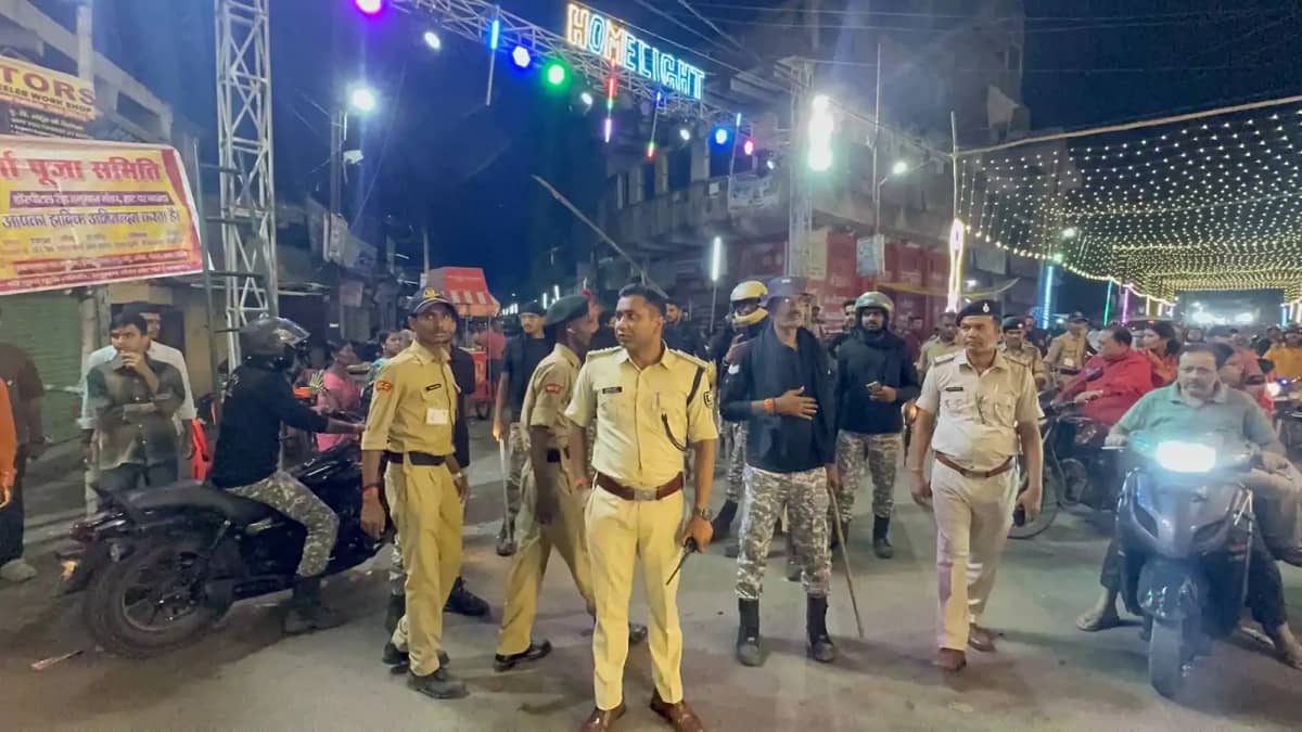 Bihar News:DJ के शोर और हुड़दंग पर पुलिस का हंटर, 7 युवक हिर Bihar News:DJ के शोर और हुड़दंग पर पुलिस का हंटर, 7 युवक हिर