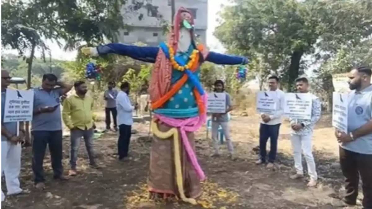 Vijyadashmi 2026 : महाराष्ट्र में लोगों ने रावण की बजाय शूर् Vijyadashmi 2026 : महाराष्ट्र में लोगों ने रावण की बजाय शूर्