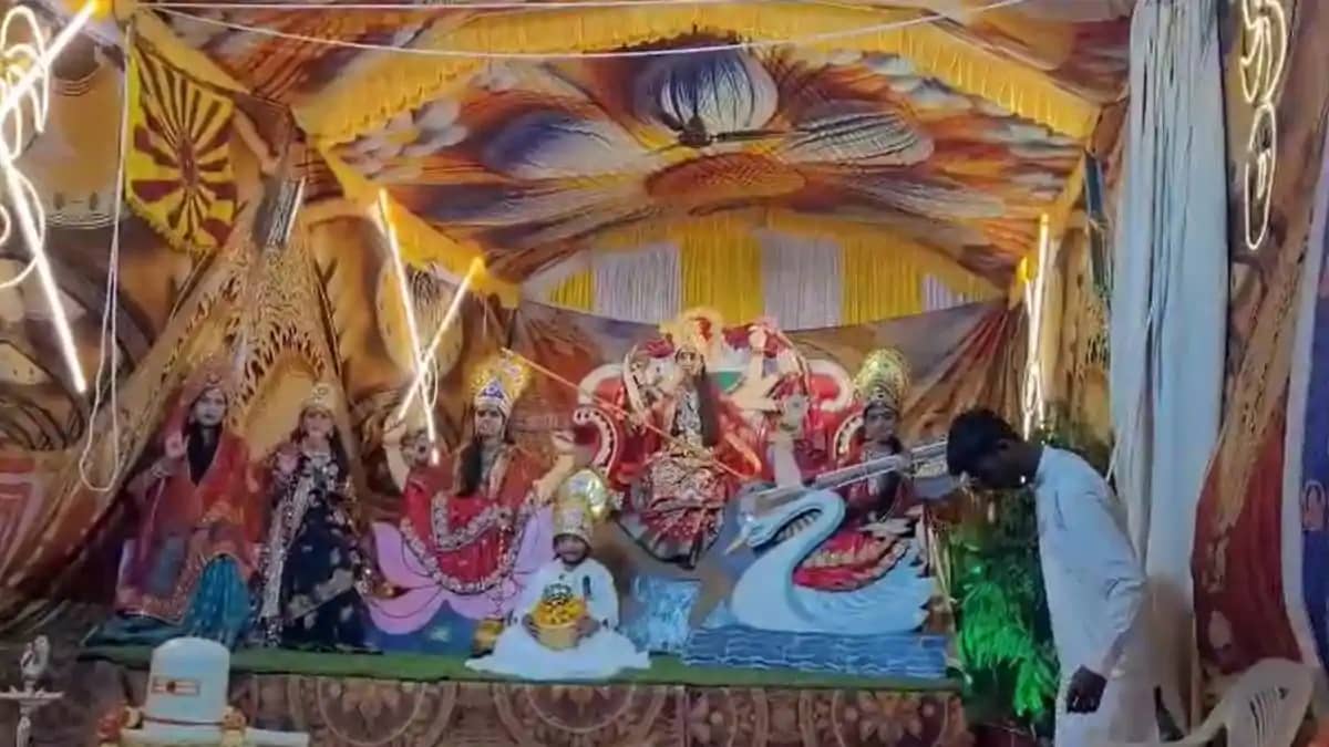 Bihar News: बक्सर में मां दुर्गा के दिव्य रूपों की जीवंत झां Bihar News: बक्सर में मां दुर्गा के दिव्य रूपों की जीवंत झां