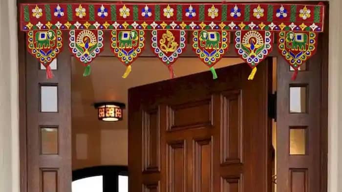घर के मेन गेट पर रखें ये सारी चीजें, वास्तु शास्त्र की मदद स घर के मेन गेट पर रखें ये सारी चीजें, वास्तु शास्त्र की मदद स