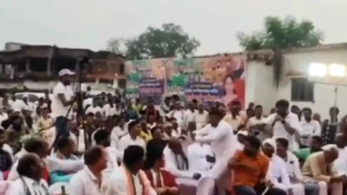 Bihar News : दैनिक अखबार के चुनावी कार्यक्रम में आपस में भिड़ Bihar News : दैनिक अखबार के चुनावी कार्यक्रम में आपस में भिड़