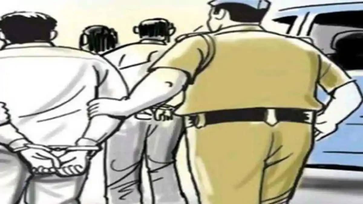 दानापुर में टेम्पू स्टैंड के बाहर वाहनों से वसूली जा रही थी दानापुर में टेम्पू स्टैंड के बाहर वाहनों से वसूली जा रही थी
